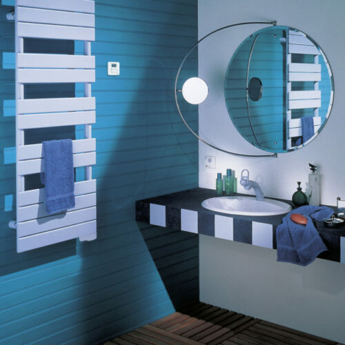 Le sèche-serviettes Régate et sèche-serviettes Régate Premium sont à fluide hydractif de chez Acova avec deux versions de thermostat.